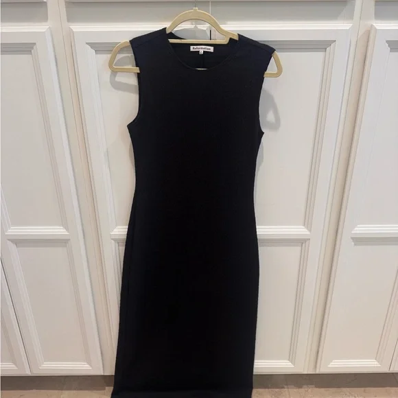 Elegant Black Sleeveless Dress - Picture 2 of 6